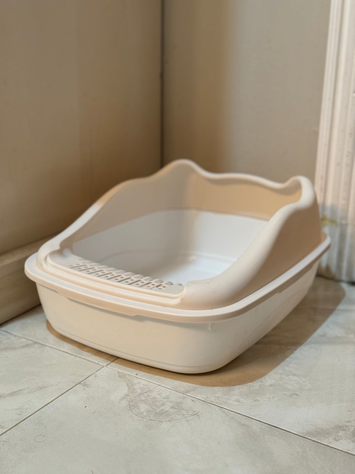 Semi Enclosed Anti-Splash Cat Litter Box with FREE Litter Scoop